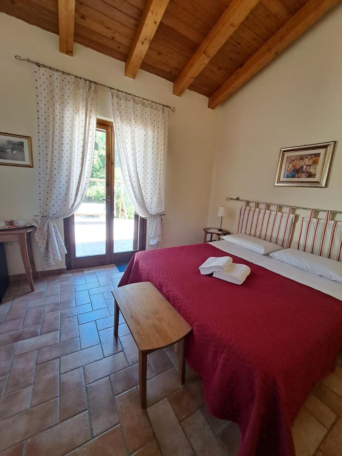 Casale Terre Rosse Bed & Breakfast Saturnia Exterior photo